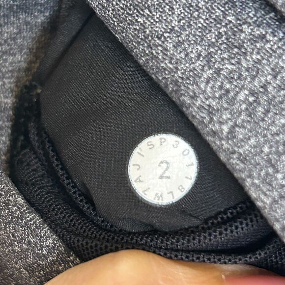 Lululemon On The Fly Short 2.5" Heathered Black Sz 2 - Picture 6 of 10